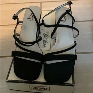 Size 6.5 women’s lCriss cross formal low heels